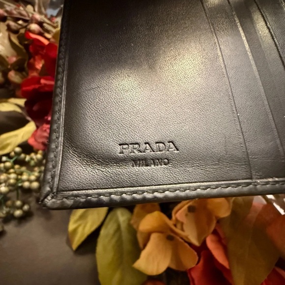 Vintage PRADA Black Spazzolato Leather With Contrast Logo Compact Snap Wallet - Picture 10 of 16